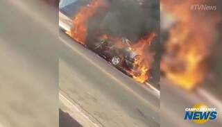 Carro é completamente consumido pelas chamas em rua na região das Moreninhas. (Foto: Reprodução)