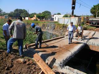 Murilo acompanha demolição da ponte velha sobre o córrego Água Boa, na Vila Cachoeirinha (Foto: Assecom)