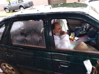Aposentado José Inácio dentro do carro onde mora há três semanas (Foto: Silas Lima) 