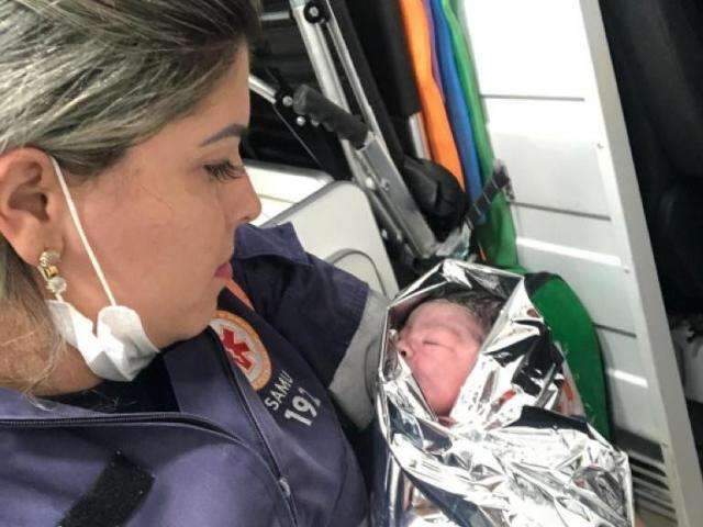 Rec&eacute;m-nascido abandonado em terreno baldio pesou 3,3 quilos e est&aacute; bem