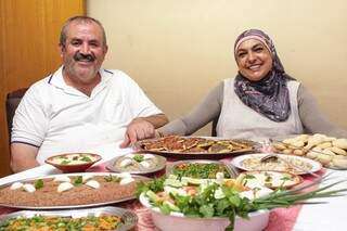 Casal está junto há 37 anos e na mesa dividem o amor pela culinária árabe. (Foto: Kísie Ainoã)