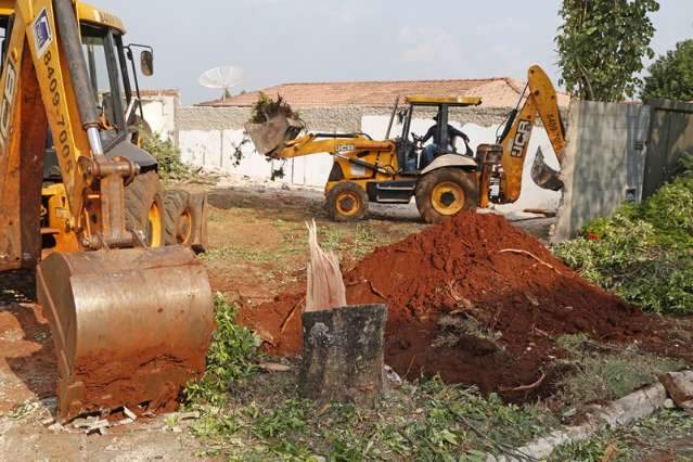 Empres&aacute;rio corta &aacute;rvores para reforma e desagrada vizinhan&ccedil;a do bairro