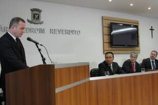 Silzemar Mendonça, Advogado das Lojas Americanas, apresentou aos vereadores versão da empresa sobre agressão a cliente. (Foto: Vanda Escalante)