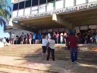 Eleitores lotam posto do TRE no primeiro domingo de biometria