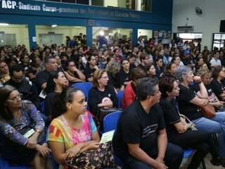 Professores votaram pela greve, em assembleia realizada na terça-feira (26). (Foto: Fernando Antunes) 