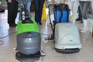 Grupo de empresários doou duas lavadoras de piso para HC. (Foto: Vanderlei Aparecido)