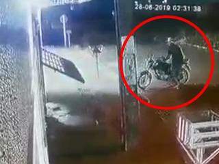 Motocicleta foi levada durante a madrugada em ação filmada por câmera de segurança. (Foto: Direto das Ruas)