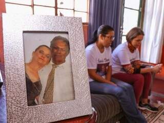 Retrato conde aparece Luiz e Aparecida em cima de estante e as irmãs Fernanda e Flávia ao fundo. (Foto: Henrique Kawaminami) 