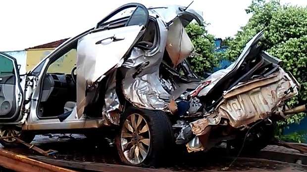 Ap&oacute;s aquaplanagem, dois jovens ficam feridos e carro fica destru&iacute;do na MS-376