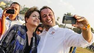 Dilma faz foto com eleitor em Ribeirão das Neves (Foto: Divulgação)