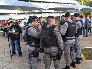 Policiais do Batalhão de Choque ajudam na segurança do TRE que, no início desta tarde, registra movimento típico. (Foto: Kísie Ainoã)