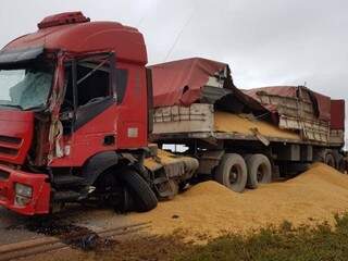 Colisão rasgou carroceria de caminhão e milho se espalhou em rodovia (Foto: Direto das Ruas)