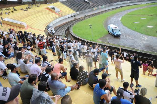 Em dia de cl&aacute;ssico, nem chuva atrapalha vontade de ir ao est&aacute;dio