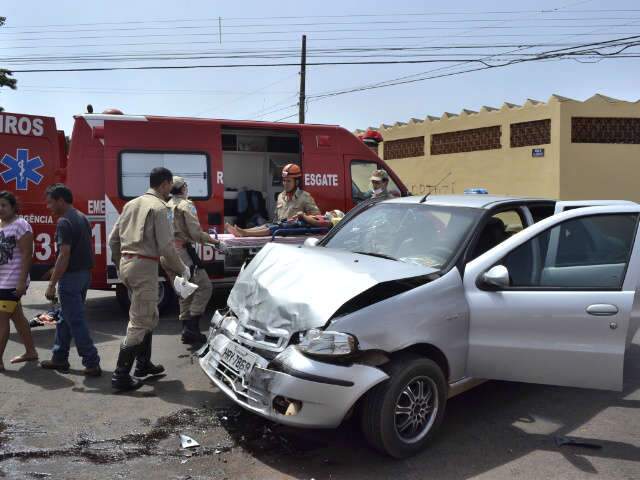  Colis&atilde;o entre carros deixa 4 pessoas feridas; entre elas 2 crian&ccedil;as 
