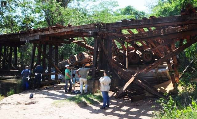 Caminh&atilde;o carregava o dobro do peso suportado por ponte em acidente com morte