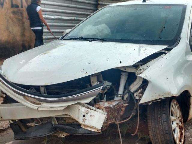  Adolescente &eacute; apreendido ap&oacute;s roubar carro e se envolver em acidente 