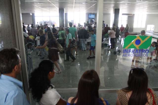 Reforma ameniza caos, mas aeroporto da Capital vira &quot;sauna&quot; no calor
