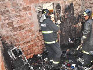 Incêndio destruiu quarto, um dos cinco cômodos da casa. (Foto: João Garrigó)