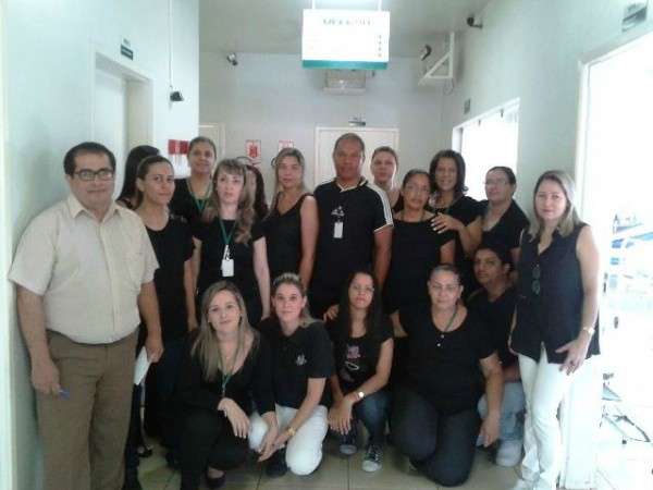 Servidores da sa&uacute;de trabalham de preto e prometem greve no dia 1