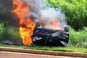 Carro pega fogo depois de capotagem e motorista fica gravemente ferido 