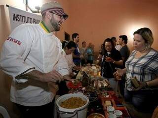 No primeiro Mercado, chef Paulo Machado serviu feijão tropeiro, dessa vez o prato é sopa paraguaia. (Foto: Arquivo/Marcelo Victor)