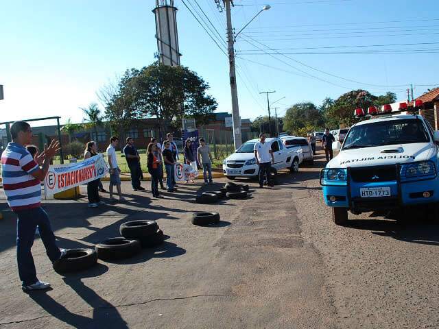  Alunos da UCDB fecham entrada para protestar contra pre&ccedil;o do estacionamento