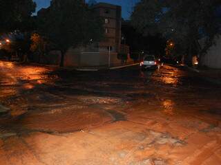 Tubulação de água rompeu no cruzamento da avenida Salgado Filho com a rua Ourinhos, na Vila Carvalho. (Foto: Simão Nogueira)