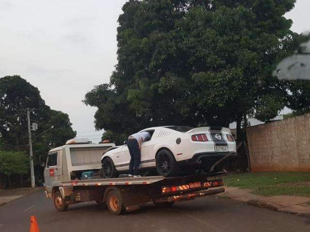 Homem &eacute; flagrado fazendo &ldquo;zerinho&rdquo;, foge da PM e bate carro de luxo