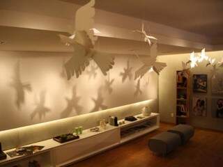 Opção simples: com luz e movimento, pássaros em origami ganham vida na &quot;Sala da Leitura&quot;. (Fotos: Marcos Ermínio)