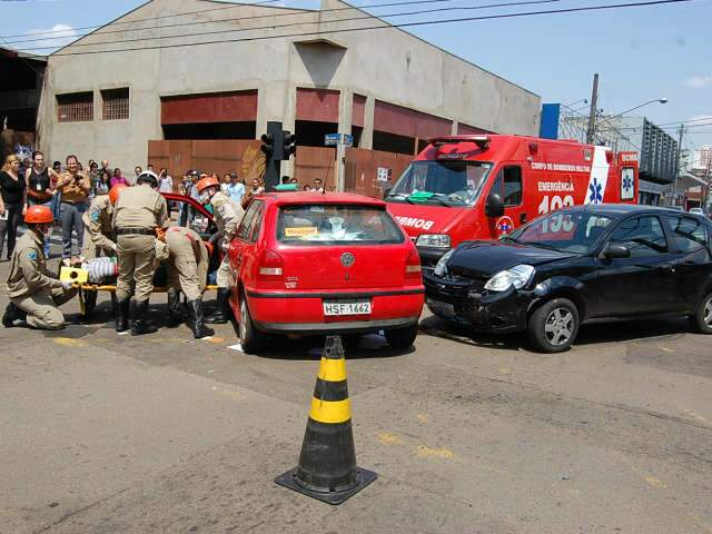 Carro tomba no centro da Capital, ap&oacute;s motorista furar sem&aacute;foro 