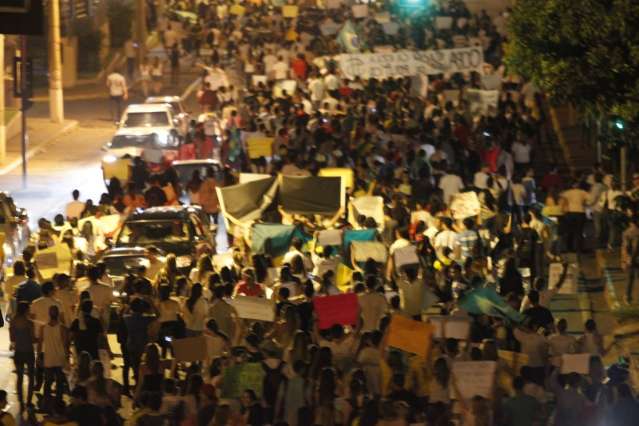 Do lado &ldquo;verde&rdquo; da marcha, manifestantes protestam por legaliza&ccedil;&atilde;o da maconha