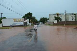 Depóis da chuva, ruas ainda cobertas pela água 