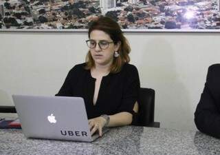 Representante da Uber apresenta informações sobre aplicativo a vereadores de Campo Grande. (Foto: Marcos Ermínio)