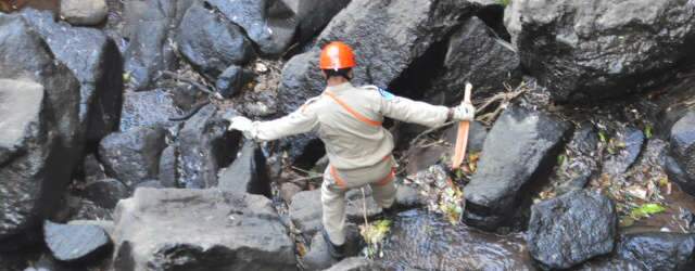 Pol&iacute;cia faz buscas no Inferninho a corpo de garota desaparecida