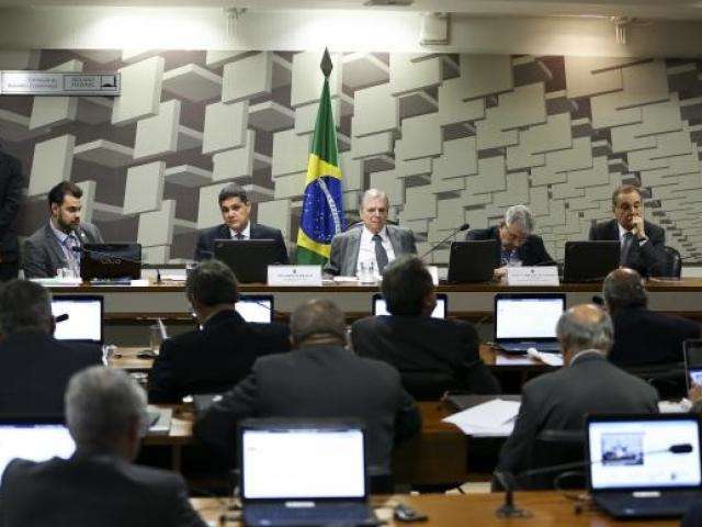 Relat&oacute;rio da reforma trabalhista &eacute; aprovado por 14 votos a favor e 11 contra