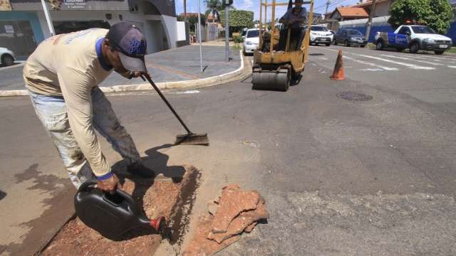 Prefeitura diz que opera&ccedil;&atilde;o tapa-buraco ter&aacute; 5 equipes em cada regi&atilde;o da cidade