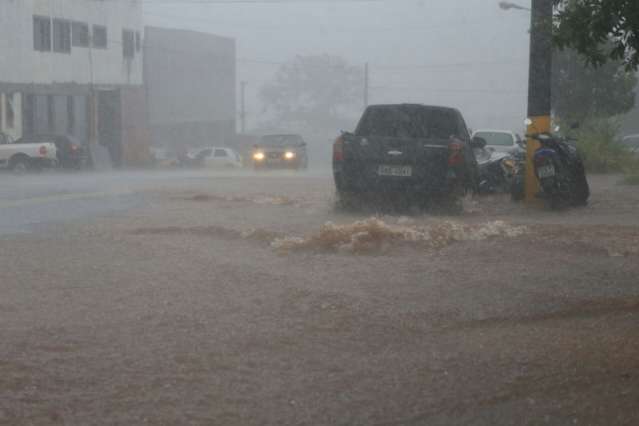 Chuva r&aacute;pida se intensifica e deixa trechos de vias debaixo d&#039;&aacute;gua 