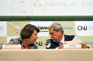 A corregedora de Justiça Eliana Calmon conversa com o governador André Puccinelli durante evento. (Foto: divulgação)