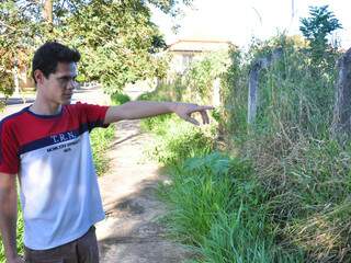 Jean mostra local onde ficava casa dentro de terreno, que era usada por usuário de drogas (Foto: João Garrigó)