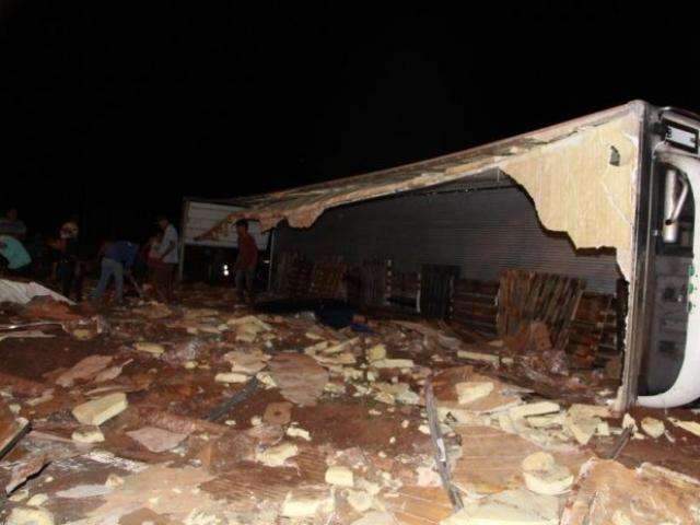 Carreta tomba na BR-267 e moradores saqueiam carga de salsichas 