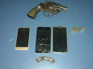 Suspeitos foram flagrados com arma e três celulares roubados. (Foto: divulgação/PM)