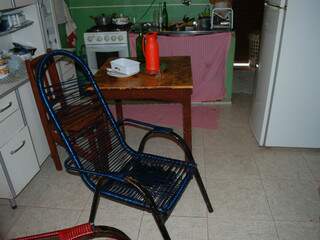 Cadeira de cordas virou sofá em sala que divide espaço com a cozinha na casa de Moisés.