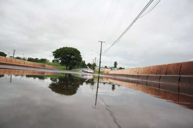 Chuva assusta e morador abre grade de bueiro para evitar alagamento