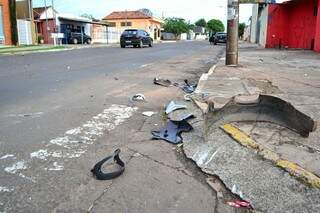 Pedaços do carro e do capacete ficaram espalhados na Avenida. (Foto: Simão Nogueira)