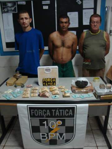 Mulher, de 64 anos, e filho s&atilde;o presos por tr&aacute;fico de drogas