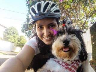 Lóia com a dona, Aline, num dia de passeio de bike. (Fotos: Arquivo Pessoal)