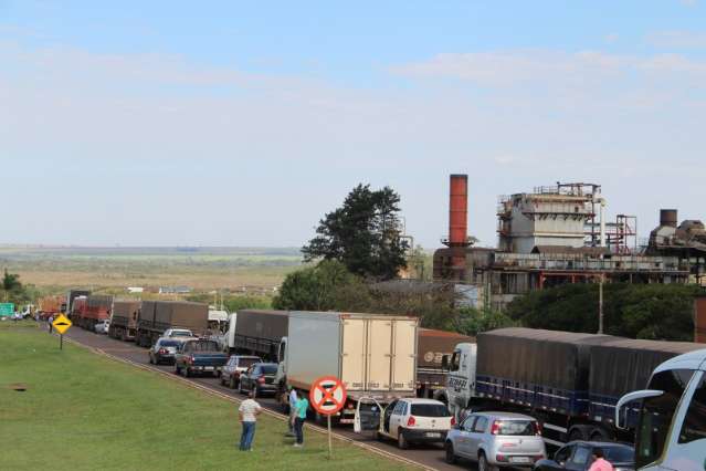 Ap&oacute;s 10 km de congestionamento, funcion&aacute;rios de usina liberam rodovia