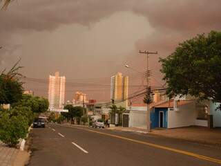Chove em pontos da Capital e bairros como Aero Rancho, Los Angeles e Coophavila estão sem energia. (Foto: Pedro Peralta)