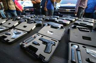 Armas entregues para as polícias de MS; investimentos em Segurança Pública foram uns dos que ajudaram estado a manter posição (Foto: André Bittar)