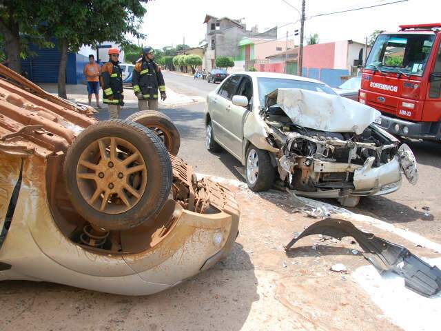  Condutora invade preferencial, bate e capota carro na Vila Progresso